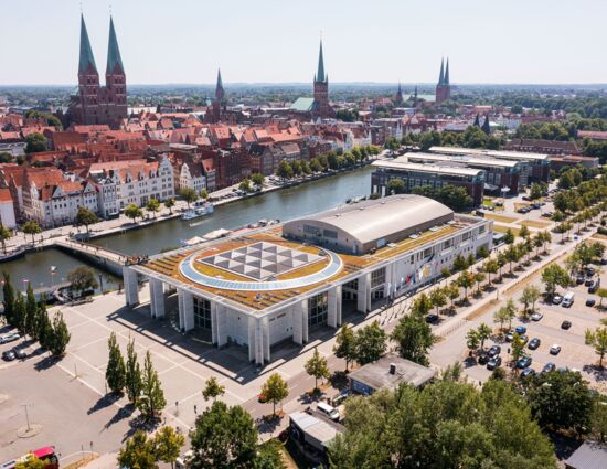 Musik- und Kongresshalle Lübeck Außenansicht mit Blick auf die Stadt