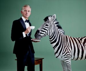 Max Raabe Kaffee trinkend mit einem Zebra