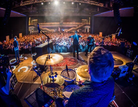 Blick vom Schlagzeuger in die volle Rotunde beim Stehkonzert in der Musik- und Kongresshalle Lübeck