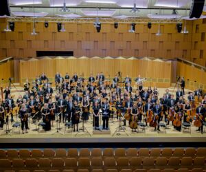 Junges Philharmonisches Orchester Niedersachsen auf der Bühne stehend