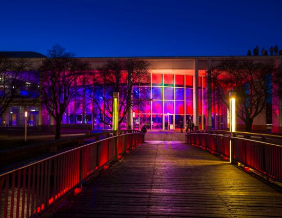 Musik- und Kongresshalle Lübeck Blick auf die Rotunde von der Brücke bei Nacht fotografiert