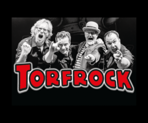 Schriftzug Torfrock mit den Bandmitgliedern im Hintergrund