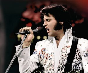 Elvis-Darsteller beim Singen