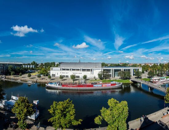 Panorama-Außenansicht Musik- und Kongresshalle Lübeck