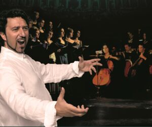 Star-Tenor Christian Lanza singend mit dem Orchester im Hintergrund