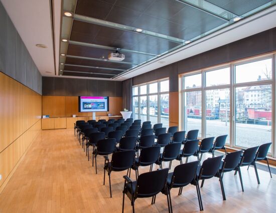 Konferenzraum mit Reihenbestuhlung und Leinwand in der Musik- und Kongresshalle Lübeck